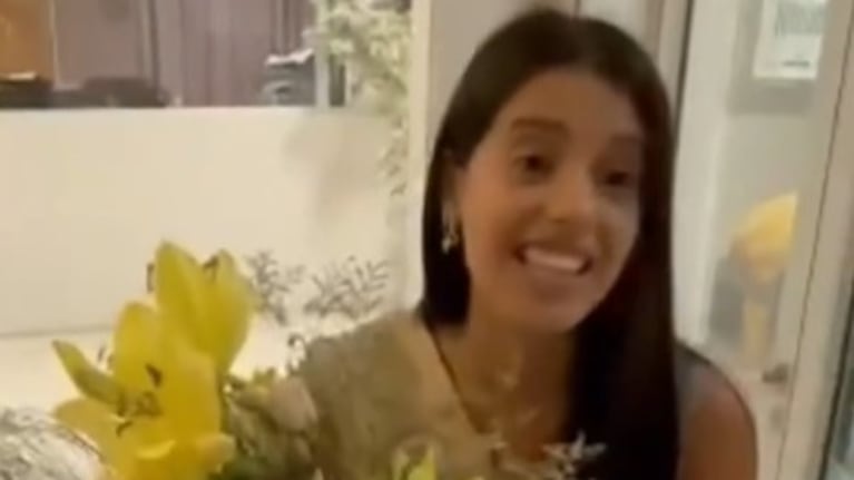 Su amiga “milipili” se recibió y un error con el ramo que le regalaron la descolocó: el video viral