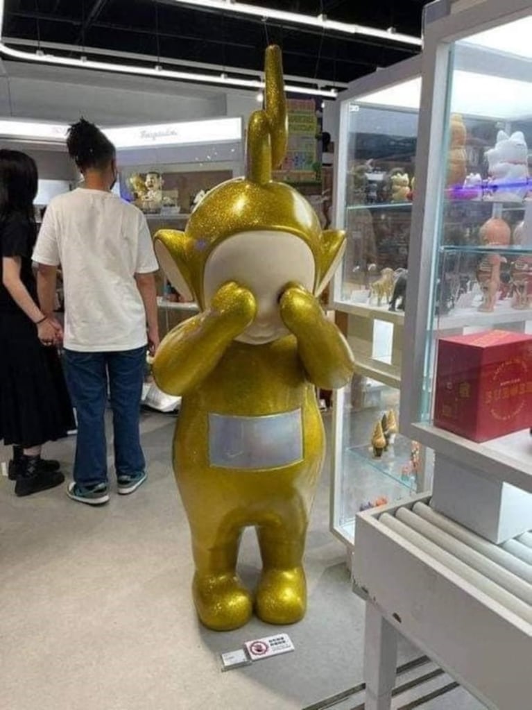 Su hijo rompió un Teletubby gigante en una juguetería y tuvieron que pagar 4.200 dólares. Foto Twitter.