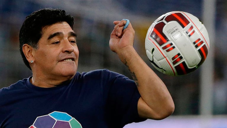 Su mejor amiga. Maradona y la pelota, 55 años de un amor interminable.