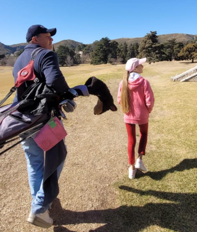 Su papá es caddie, le enseñó a jugar a escondidas y ahora es campeona de golf