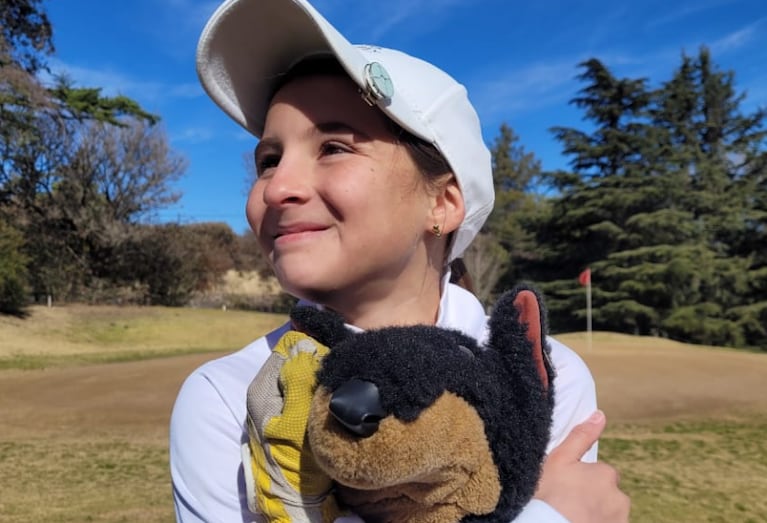 Su papá es caddie, le enseñó a jugar a escondidas y ahora es campeona de golf