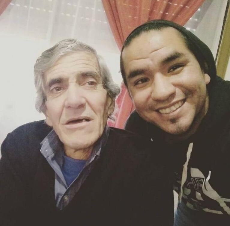 Su papá murió y él le regaló su celular a Carlitos, el fan de Ulises