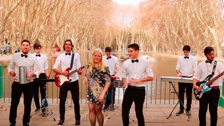 Su primer video clip se llama ¿Qué es de tu vida?.