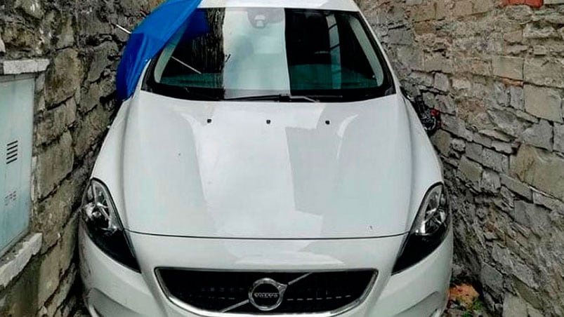 Su Volvo V40 no podía salir de esas dos enormes paredes.