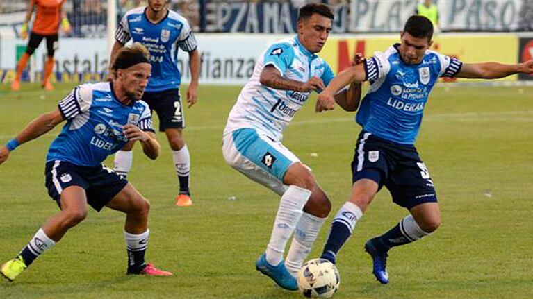 Suárez, el autor del gol del Celeste, lucha entre dos rivales.