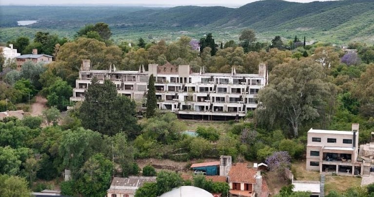 Subastan un hotel sin terminar en Embalse.