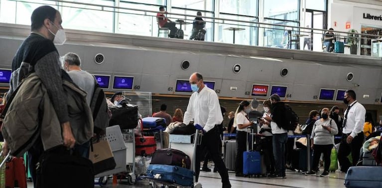 Sube el precio de los pasajes para viajar por Argentina por el cepo a las cuotas de vuelos al exterior 