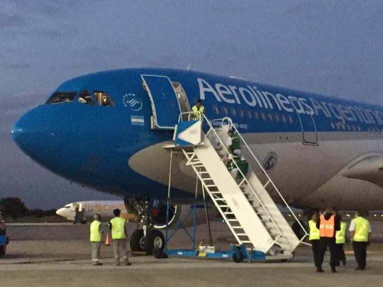 Sufrió un infarto en pleno vuelo y el avión aterrizó de emergencia en Córdoba