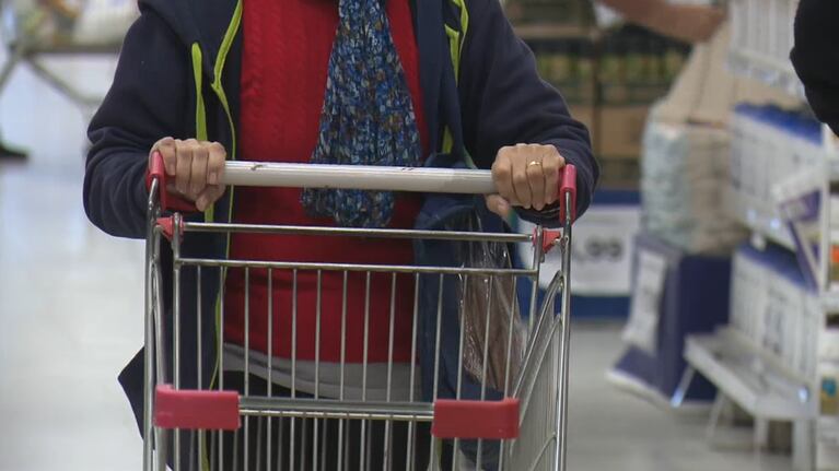 Supermercados de Córdoba siguen analizando números para traer productos importados.