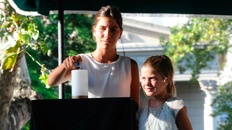 Sus hijas, Iara y Kala, prendieron una vela para pedir justicia.