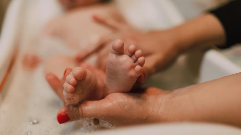 Sus padres se negaban a vacunar a su bebé recién nacido y la Justicia los obligó