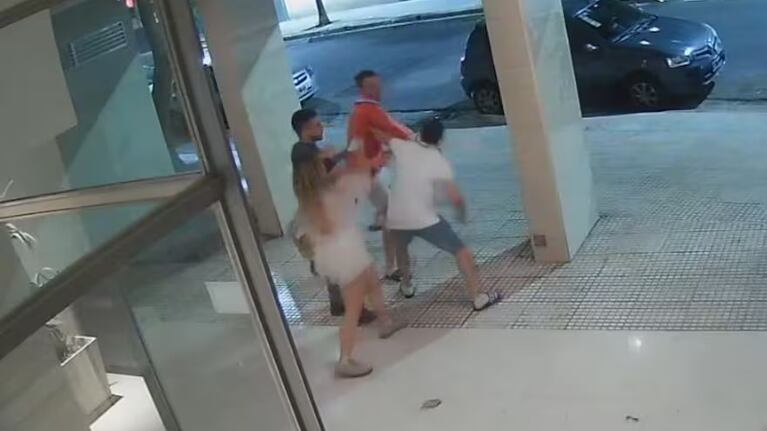 Sus vecinos le dieron una golpiza.