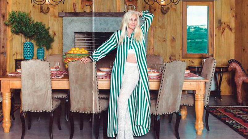 Susana Giménez en el living de su casa "La Tertulia". Foto: Revista ¡Hola! Argentina.