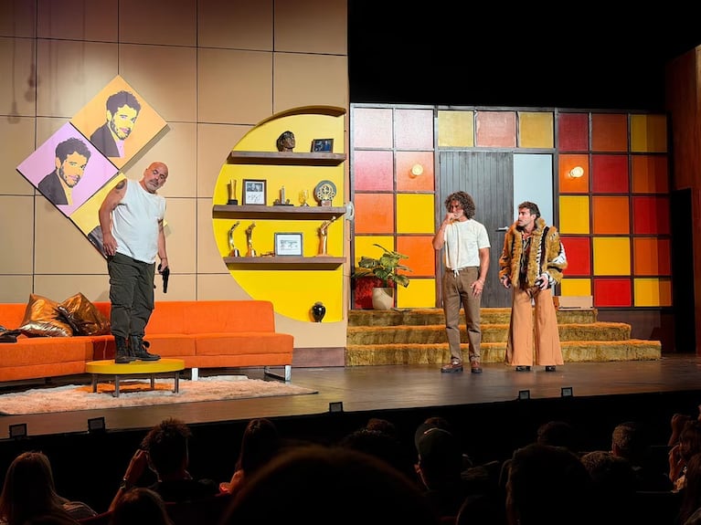 Susto durante la función de Media Palabra, con Mariano Martínez y Nicolás Cabré.