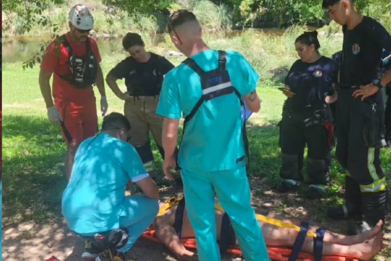 Susto en Carlos Paz: un hombre fue rescatado por Bomberos que debieron cruzarlo en camilla por el río