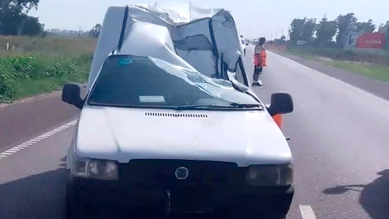 Susto en el interior de Córdoba: un camión perdió dos gomas que impactaron contra un utilitario