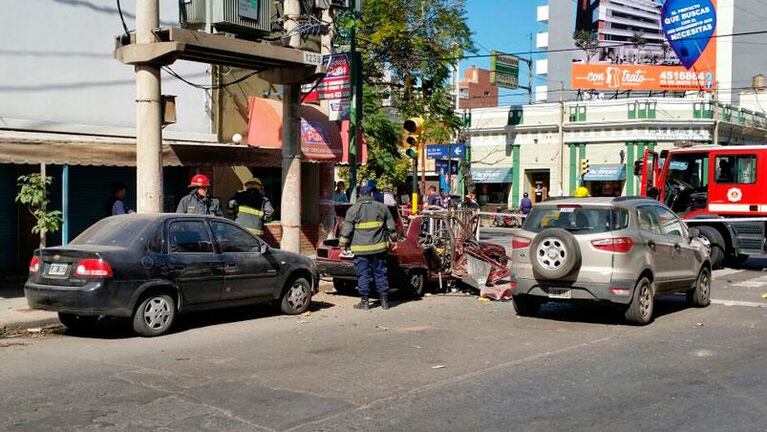 Susto por la explosión de un auto en plena calle