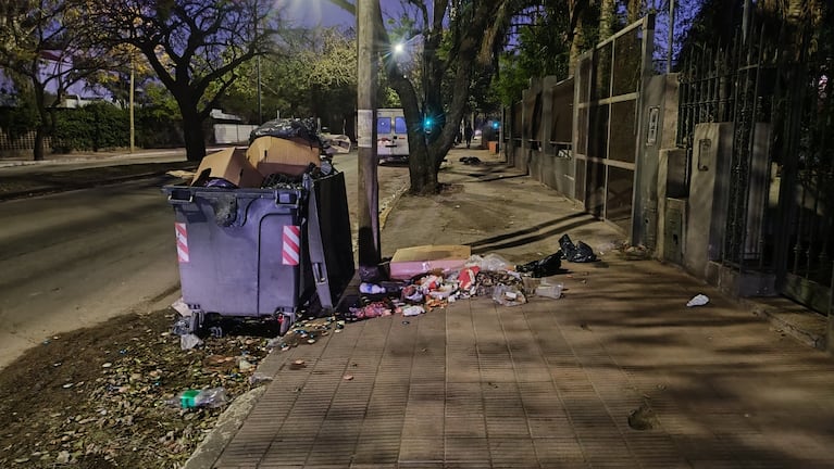 Tachos abarrotados de residuos en Córdoba capital.