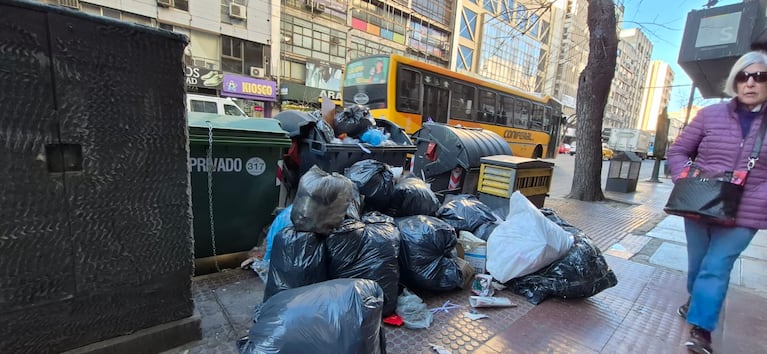 Tachos abarrotados de residuos en Córdoba capital.