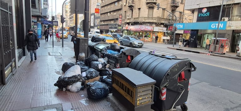 Tachos abarrotados de residuos en Córdoba capital.