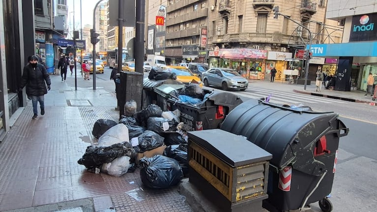 Tachos abarrotados de residuos en Córdoba capital.