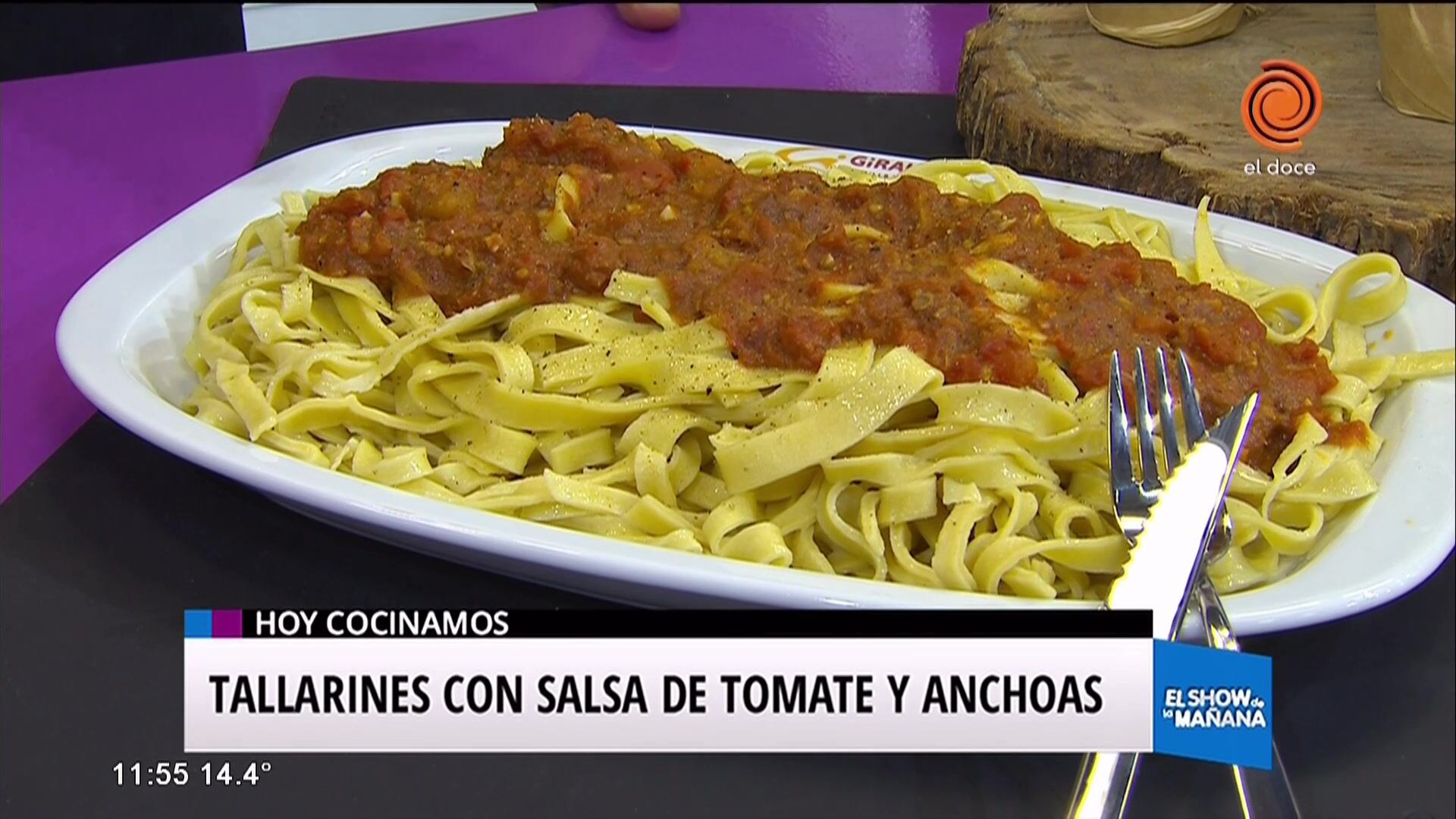 Tallarines con salsa de tomate y anchoas