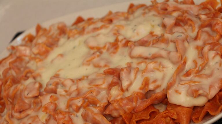 Tallarines de pimiento con salsa de queso