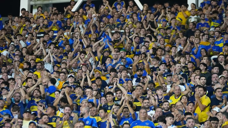 Talleres-Boca con dos hinchadas en el Kempes.