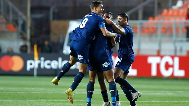 Talleres festeja en Calama.