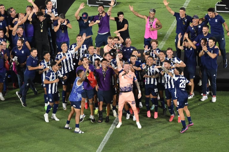 Talleres festejó en Paraguay la obtención de la Supercopa Internacional.