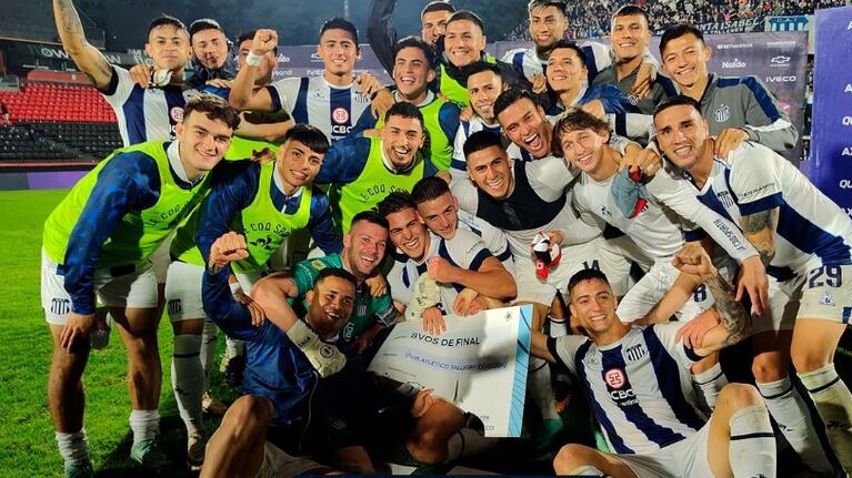 Talleres ganó en Rosario y pasó a octavos.