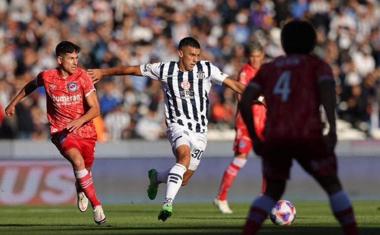 Talleres le ganó a Argentinos Juniors en el Kempes y se afianza arriba