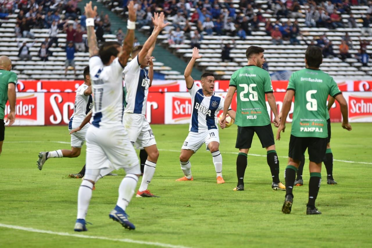 Talleres le ganó en los penales a San Martín de San Juan y pasó a octavos de la Copa Superliga. Fotos: Lucho Casalla.