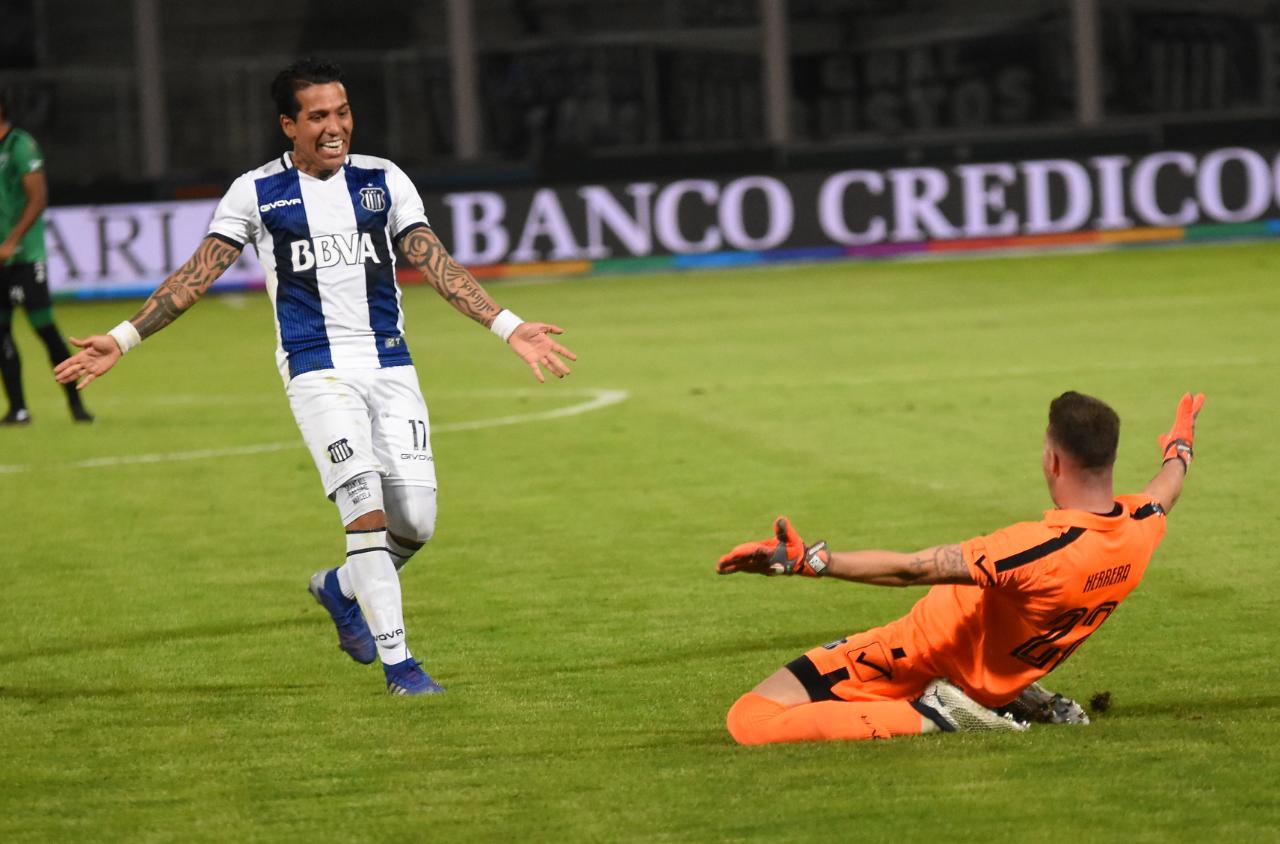 Talleres le ganó en los penales a San Martín de San Juan y pasó a octavos de la Copa Superliga. Fotos: Lucho Casalla.