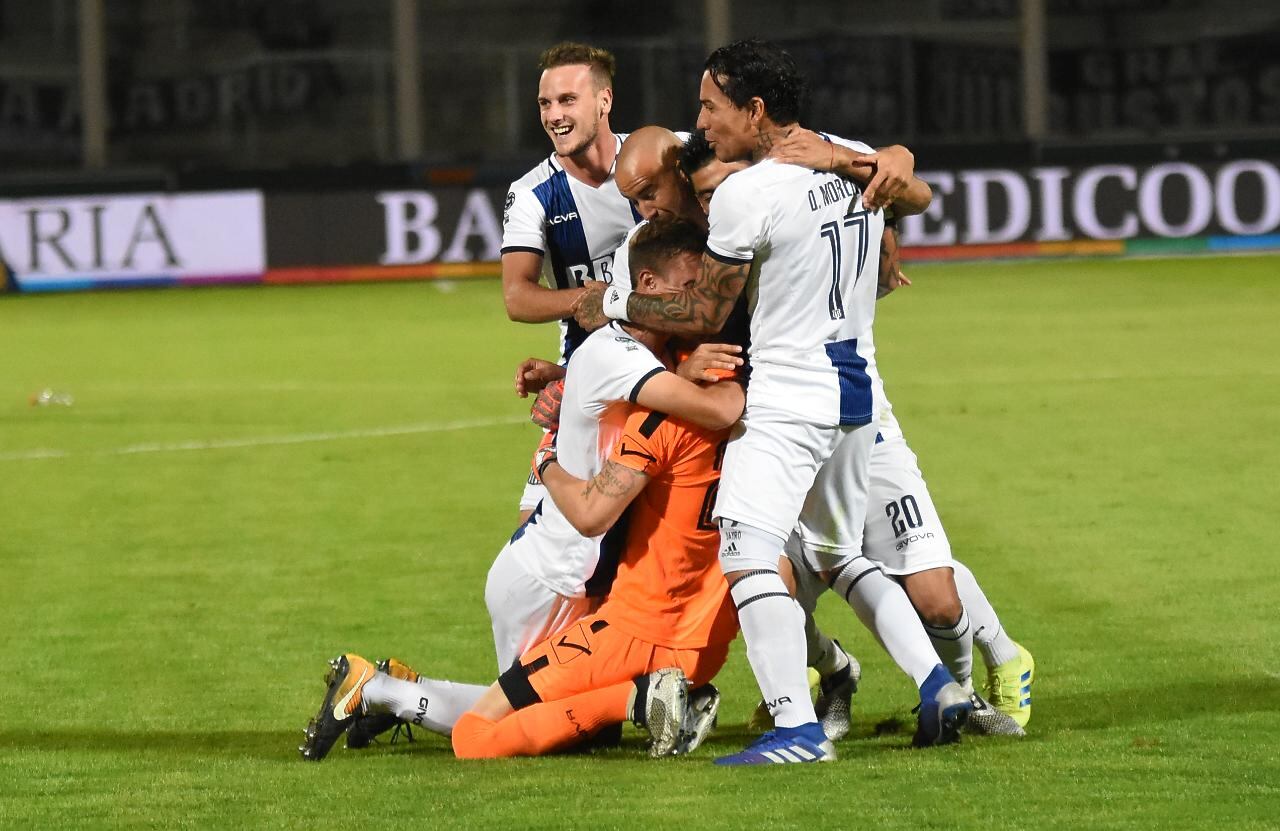 Talleres le ganó en los penales a San Martín de San Juan y pasó a octavos de la Copa Superliga. Fotos: Lucho Casalla.