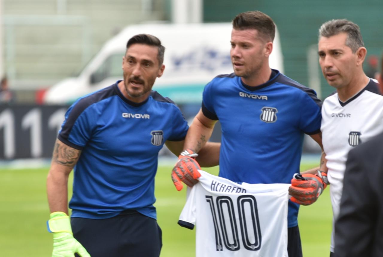 Talleres le ganó en los penales a San Martín de San Juan y pasó a octavos de la Copa Superliga. Fotos: Lucho Casalla.