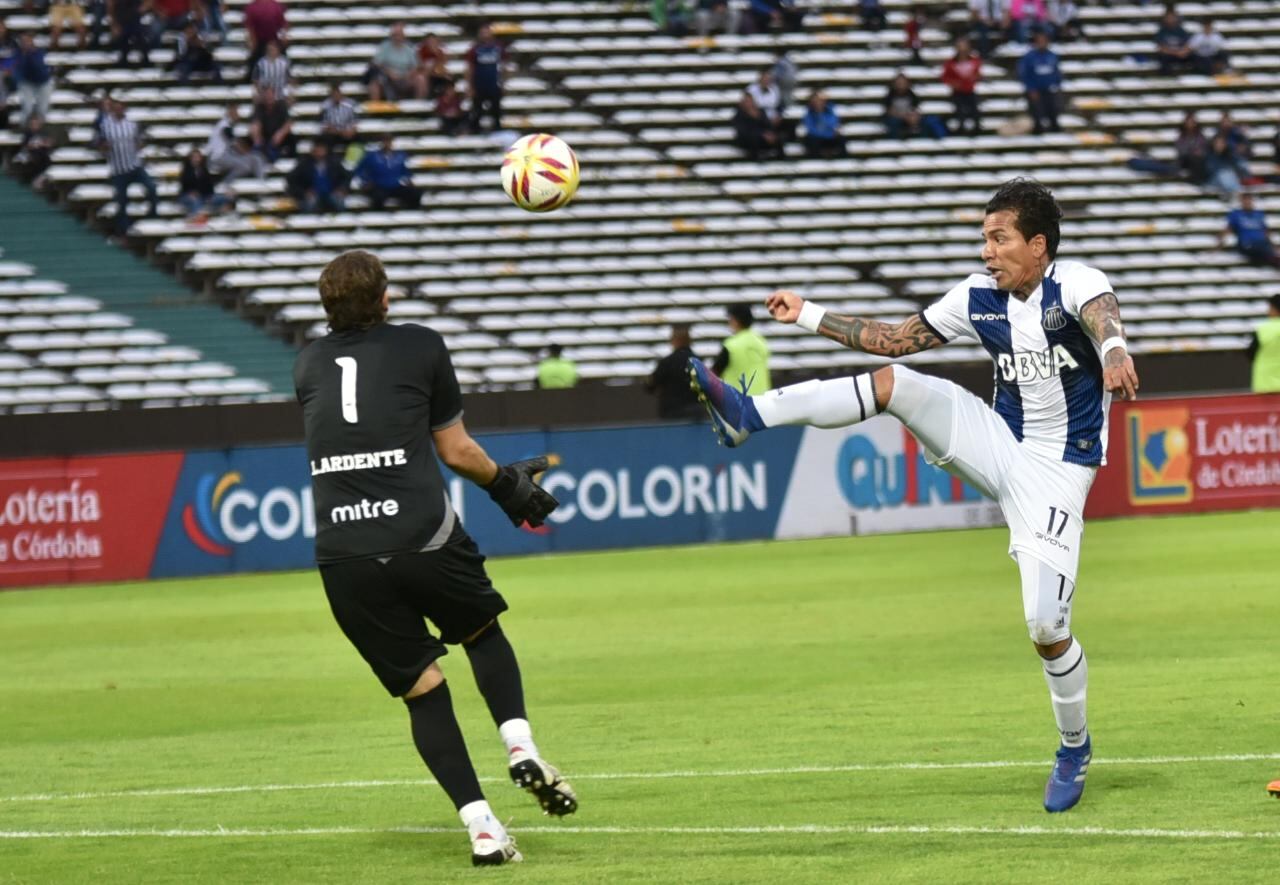 Talleres le ganó en los penales a San Martín de San Juan y pasó a octavos de la Copa Superliga. Fotos: Lucho Casalla.