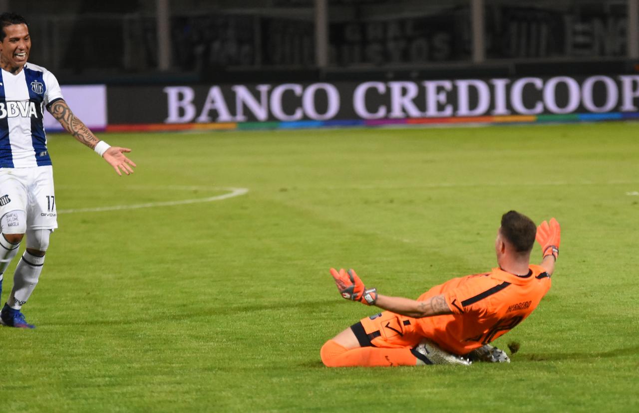 Talleres le ganó en los penales a San Martín de San Juan y pasó a octavos de la Copa Superliga. Fotos: Lucho Casalla.