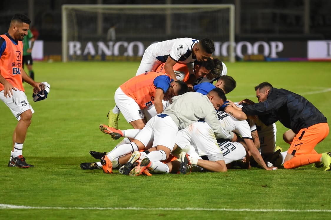 Talleres le ganó en los penales a San Martín de San Juan y pasó a octavos de la Copa Superliga. Fotos: Lucho Casalla.