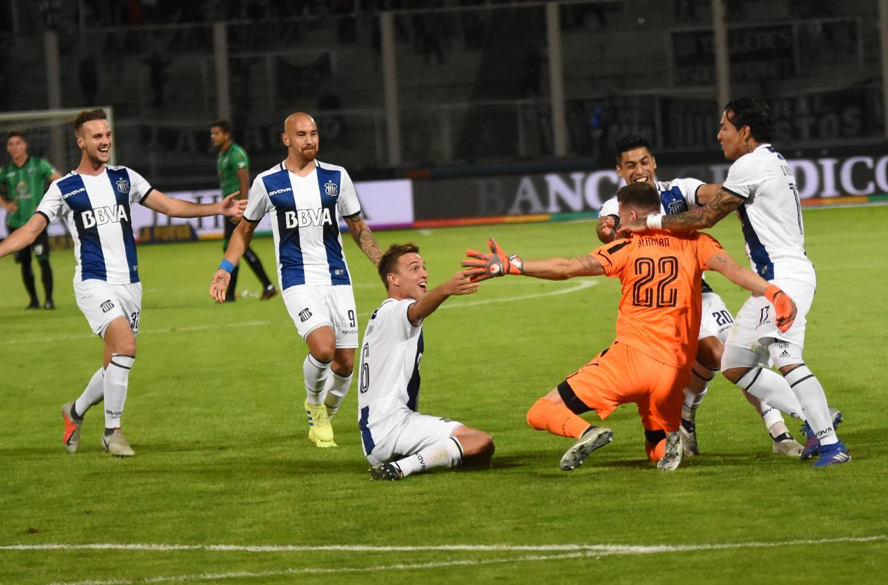 Talleres le ganó en los penales a San Martín de San Juan y pasó a octavos de la Copa Superliga. Fotos: Lucho Casalla.