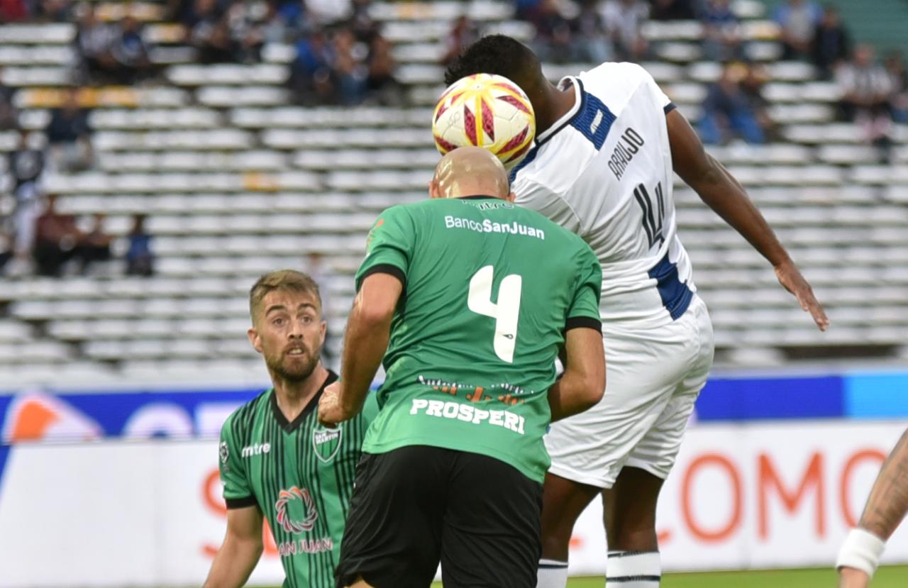 Talleres le ganó en los penales a San Martín de San Juan y pasó a octavos de la Copa Superliga. Fotos: Lucho Casalla.