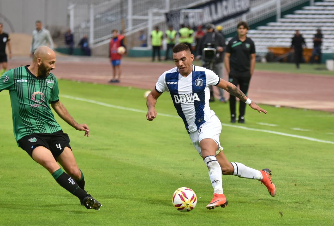 Talleres le ganó en los penales a San Martín de San Juan y pasó a octavos de la Copa Superliga. Fotos: Lucho Casalla.