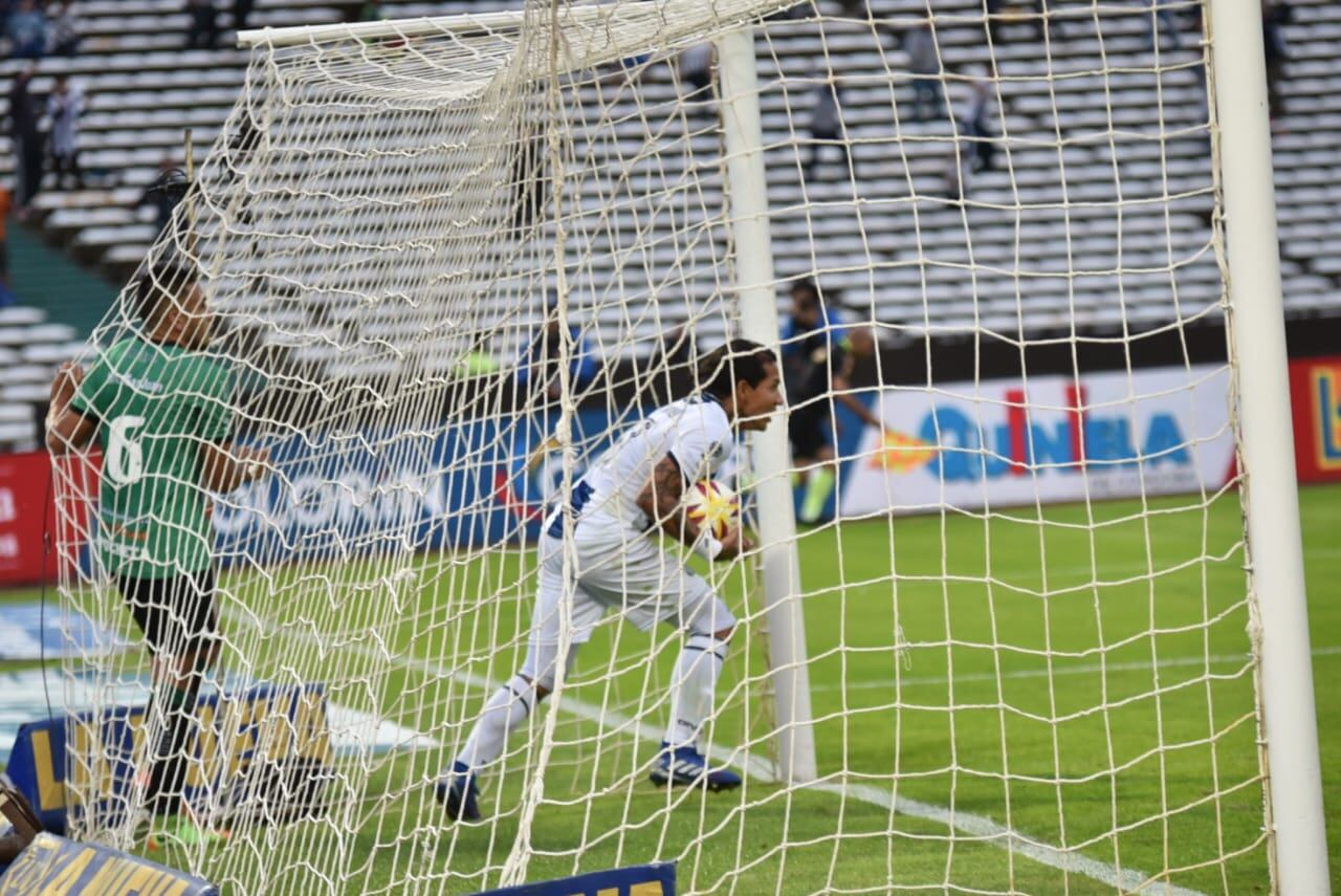 Talleres le ganó en los penales a San Martín de San Juan y pasó a octavos de la Copa Superliga. Fotos: Lucho Casalla.