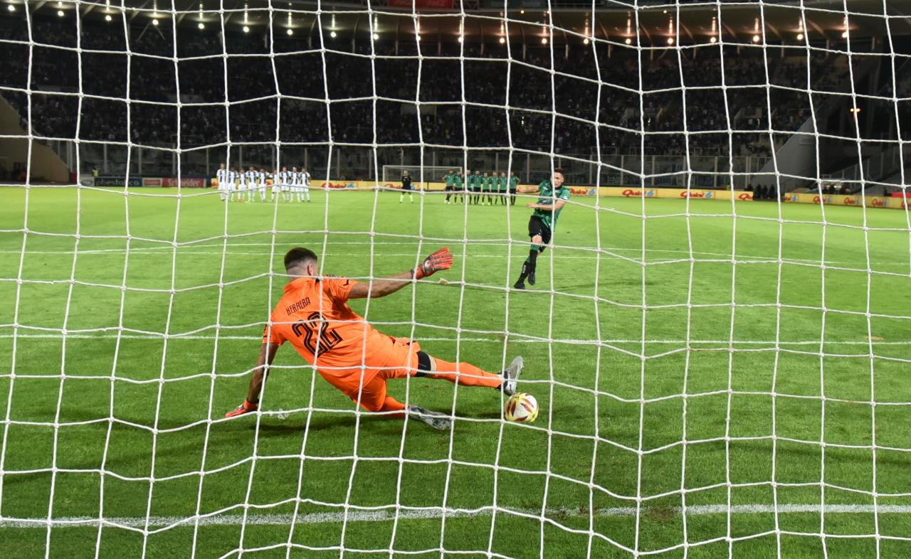 Talleres le ganó en los penales a San Martín de San Juan y pasó a octavos de la Copa Superliga. Fotos: Lucho Casalla.