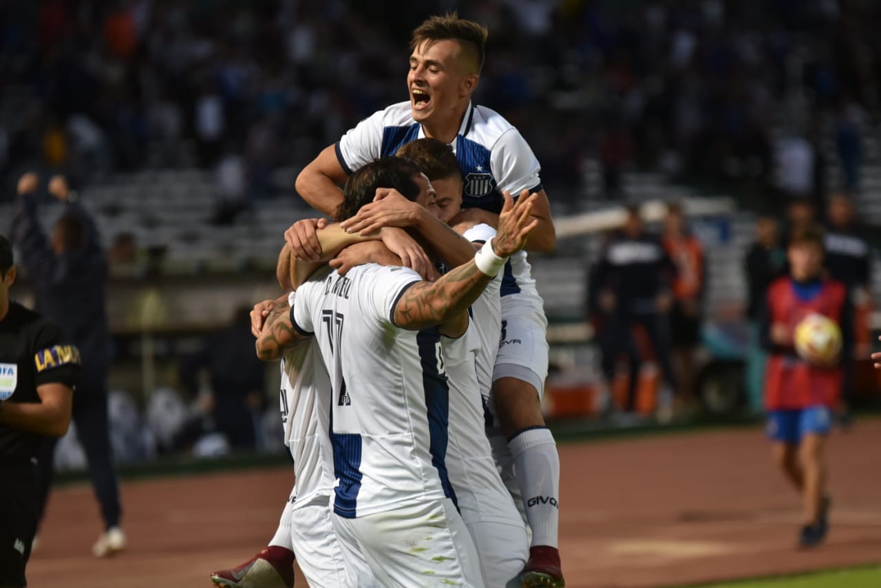 Talleres le ganó en los penales a San Martín de San Juan y pasó a octavos de la Copa Superliga. Fotos: Lucho Casalla.