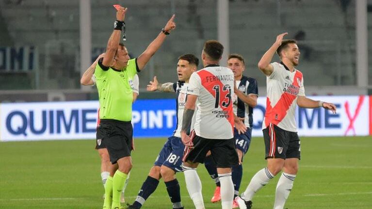 Talleres perdió 2 a 0 ante River y quedó lejos de la punta