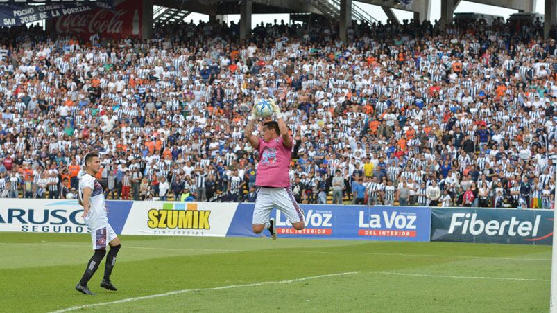 Talleres recibió a Unión Aconquija en un Kempes repleto. Foto: Lucio Casalla / ElDoce.tv.