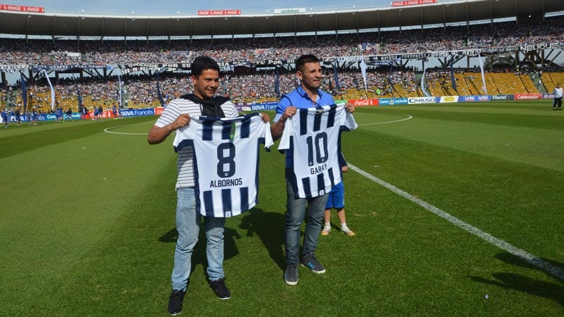 Talleres reconoció a Diego Garay y Daniel Albornós antes del partido. Foto: Lucio Casalla / ElDoce.tv.