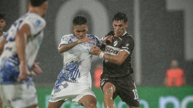 Talleres vs Platense. Imagen: cuando ambos equipos se enfrentaron por el Torneo Apertura. 