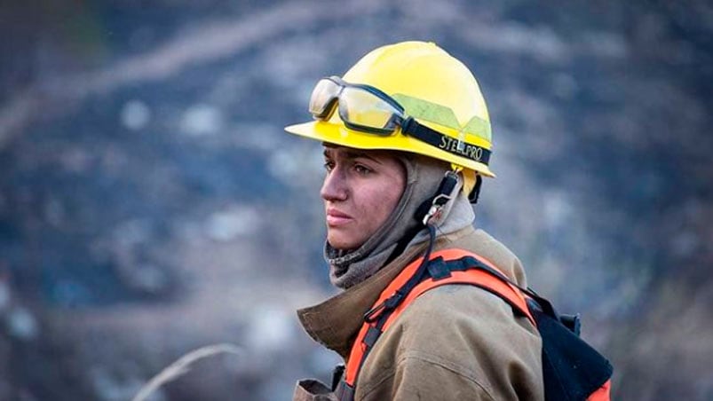 Tamara en medio de los incendios que azotaron a Córdoba. Foto: Norberto Lorenti